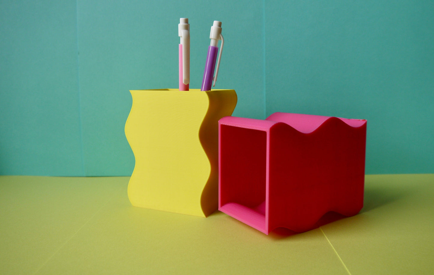 Wiggle Curve Pen Pot